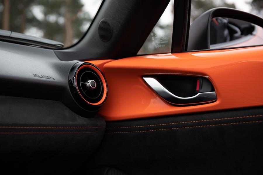 Детали интерьера Mazda MX-5 30th Anniversary (ND) 2019 года  (WW) (фото 23 из 47)